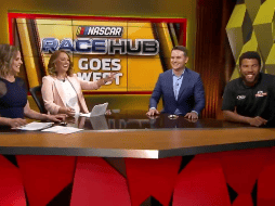 La comediante Sarah Tiana (segunda de izquierda a derecha) hizo una referencia al muro fronterizo que pretende construir el presidente Donald Trump. TWITTER/@NickBromberg