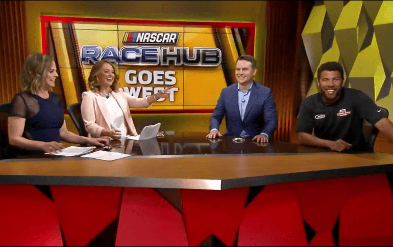 La comediante Sarah Tiana (segunda de izquierda a derecha) hizo una referencia al muro fronterizo que pretende construir el presidente Donald Trump. TWITTER/@NickBromberg