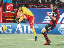 Para la segunda mitad del partido, los Xolos fueron más intensos y generaron oportunidades de gol. EFE