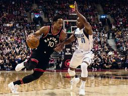 DeMar DeRozan (#10) encabezó la ofensiva de los Raptors al conseguir 29 puntos ayer ante Dallas. AP