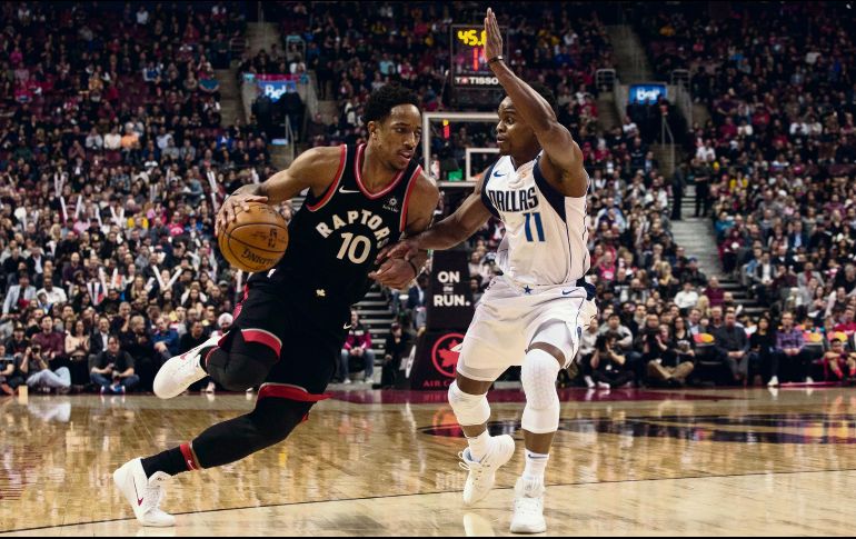 DeMar DeRozan (#10) encabezó la ofensiva de los Raptors al conseguir 29 puntos ayer ante Dallas. AP
