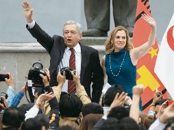 El mismo día que el INE anunció que sólo Margarita Zavala alcanzó las firmas necesarias para estar en la boleta, Andrés Manuel López Obrador, acompañado de su esposa, registró su candidatura y mostró “músculo” a las afueras del organismo electoral. EFE