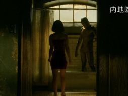 Denuncian que la colocación de falsos vestidos superpuestos es una forma de censura que nunca hasta ahora se había visto en los cines chinos. ESPECIAL