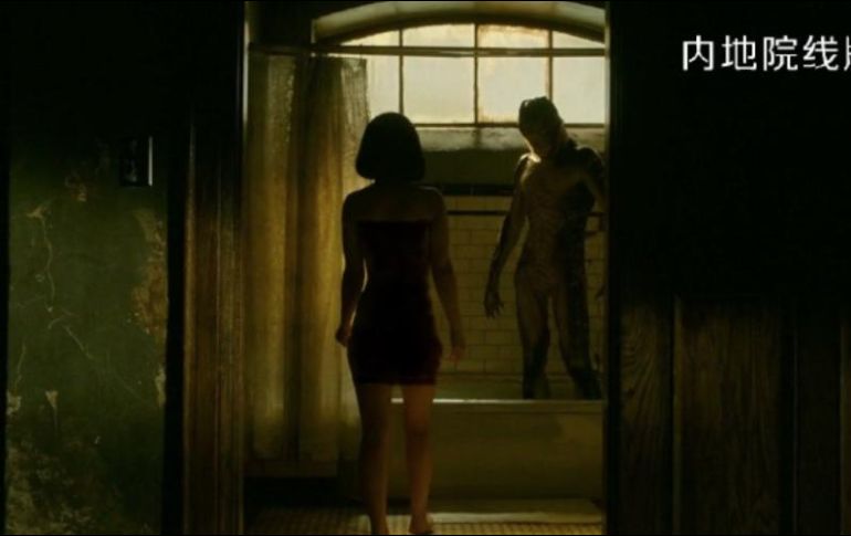 Denuncian que la colocación de falsos vestidos superpuestos es una forma de censura que nunca hasta ahora se había visto en los cines chinos. ESPECIAL