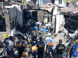 El aparato golpeó un árbol tras despegar, y luego chocó contra un poste del tendido eléctrico antes de desplomarse sobre la vivienda. AP