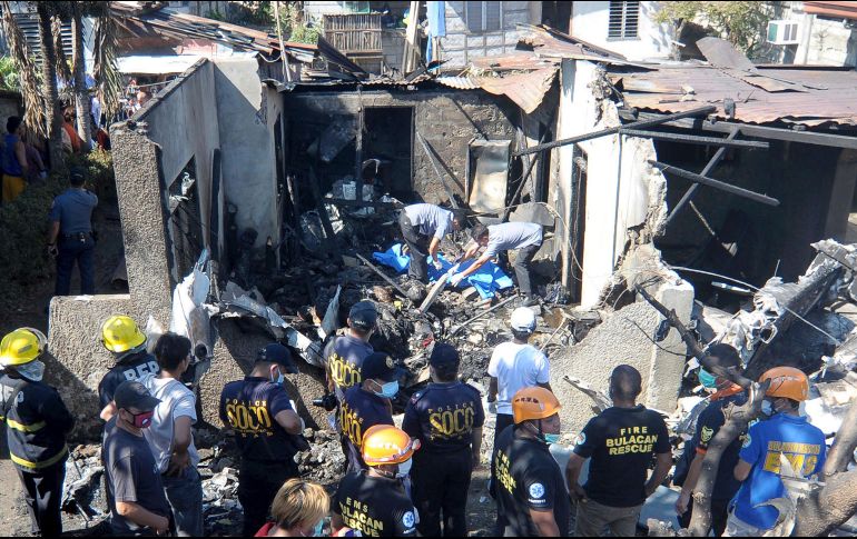 El aparato golpeó un árbol tras despegar, y luego chocó contra un poste del tendido eléctrico antes de desplomarse sobre la vivienda. AP