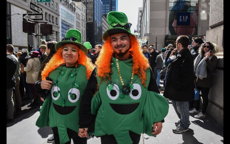 Las personas se disfrazan de tréboles de tres hojas que representan la Divina Providenia.