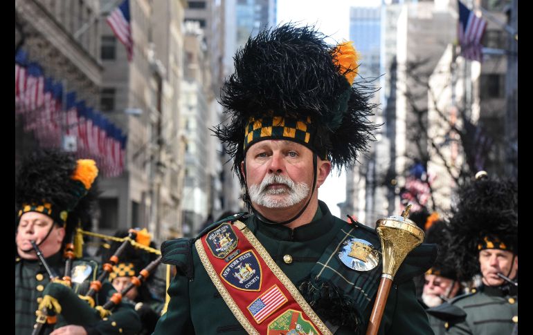 Durante el desfile, las personas se congregan para celebrar este día.