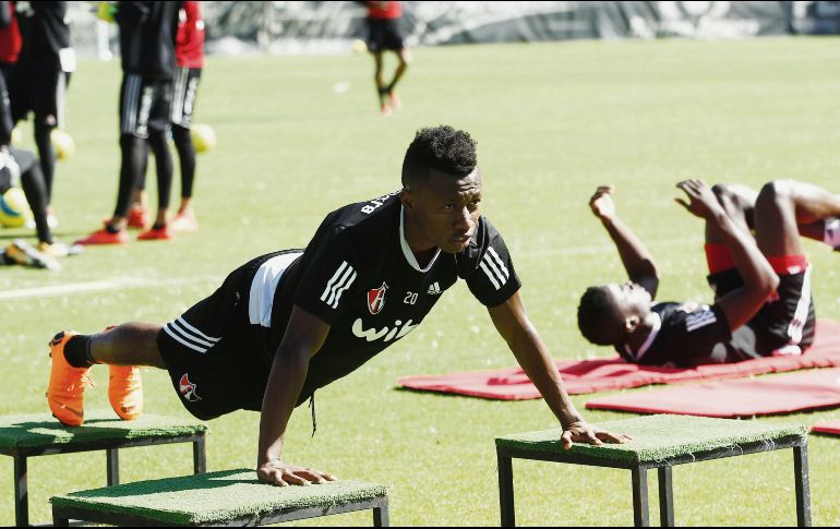 Clifford Aboagye. Los rojinegros buscarán esta tarde sacudirse el fantasma del descenso cuando enfrenten a los Tiburones. EL INFORMADOR/M. Vargas