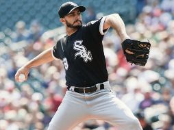 Miguel González aceptó seis hits y dos carreras durante cinco entradas y un tercio. AP