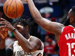 La estrella de los Rockets, James Harden (#13),  lideró la ofensiva de su equipo con 32 puntos. AP/G. Herbert