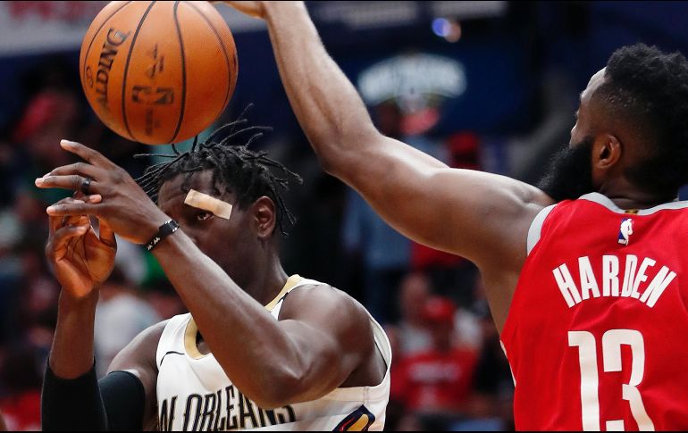 La estrella de los Rockets, James Harden (#13),  lideró la ofensiva de su equipo con 32 puntos. AP/G. Herbert