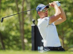 Tercera ronda. El sueco Henrik Stenson realiza uno de sus tiros en el tercer hoyo durante su recorrido de ayer. AFP