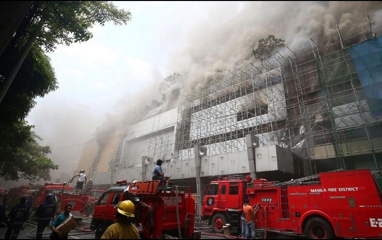 Dos ambulancias y un coche de bomberos acudieron al sitio para atender esta urgencia.TWITTER/@PhilippineStar