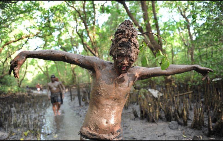 Un joven participa en unos baños de lodo tradicionales, llamados 