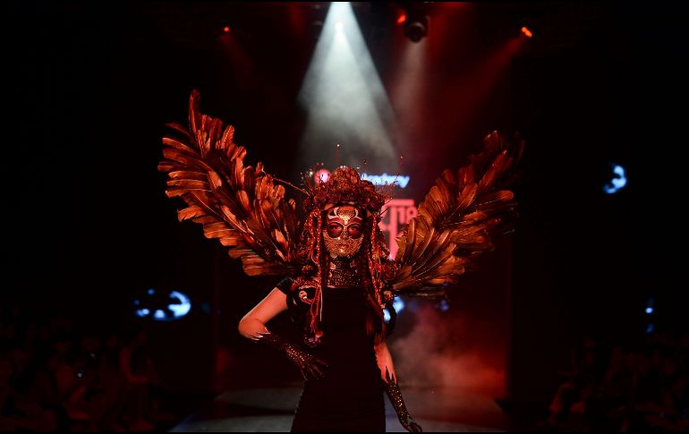 Una modelo muestra atuendos de diseñadores de Pearl Academy, en el último día de la semana de la moda en Nueva Delhi, India. AFP/S. Hussain