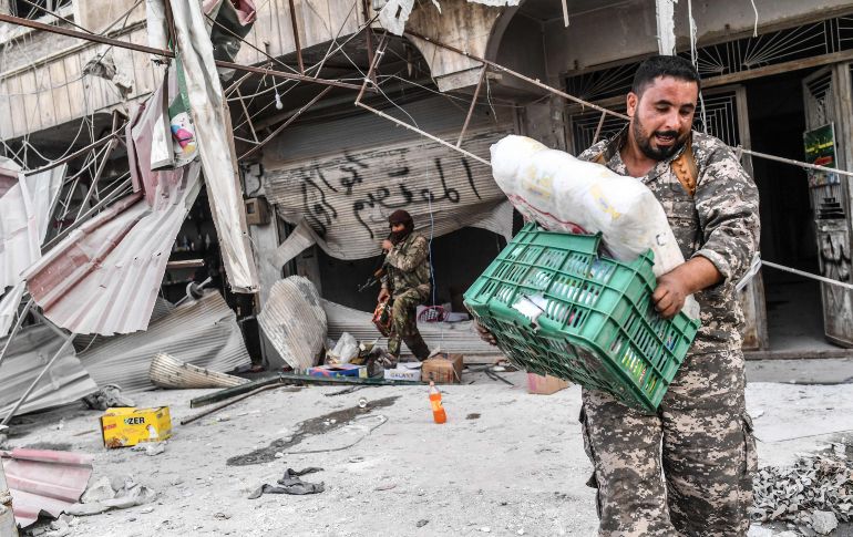 Rebeldes saquearon tiendas. AFP/B. Kilic