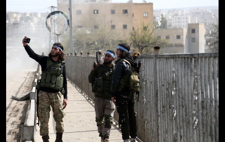 Rebeldes respaldados por Turquía posan para una foto. AFP/N. Al-Khatib