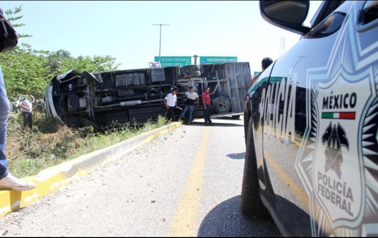 El conductor del autobús aparentemente se fue del lugar del incidente. EFE / A. Cupul