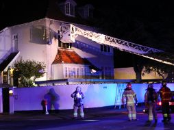 Bomberos acudieron a sofocar el incendio que se originó por la explosión de los artefactos. EFE/N. Oegendal