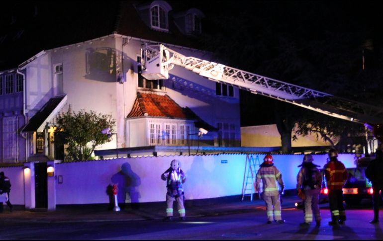 Bomberos acudieron a sofocar el incendio que se originó por la explosión de los artefactos. EFE/N. Oegendal