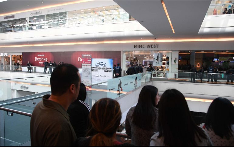 Luego de herir a una mujer empleada del centro comercial, el atacante se disparó en la cabeza. SUN / J. Martínez