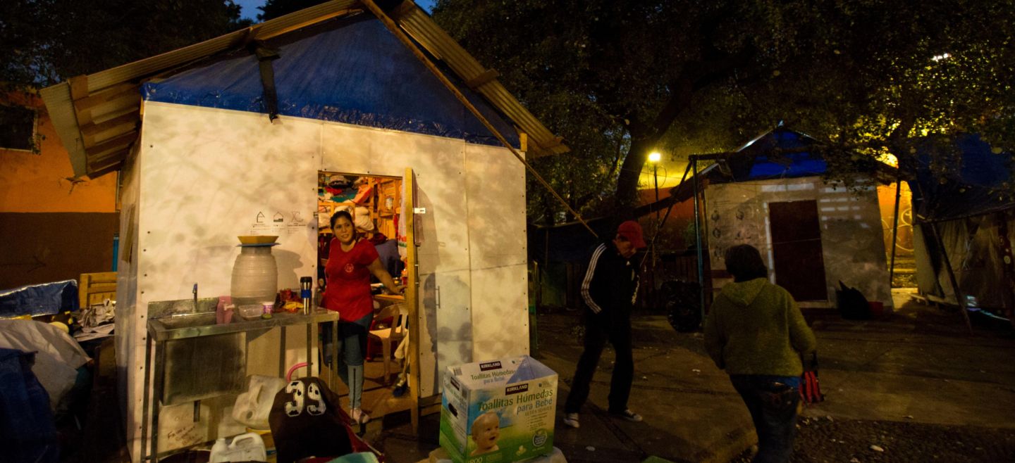 Muchos de los afectados por el sismo ahora viven en casas de familiares o amistades, mientras que otros se han visto obligados a habitar campamentos temporales. AP / R. Blackwell
