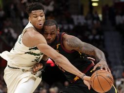 Destacado. LeBron James (d) gana un rebote ante la marca de Giannis Antetokounmpo. AP/T. Dejak