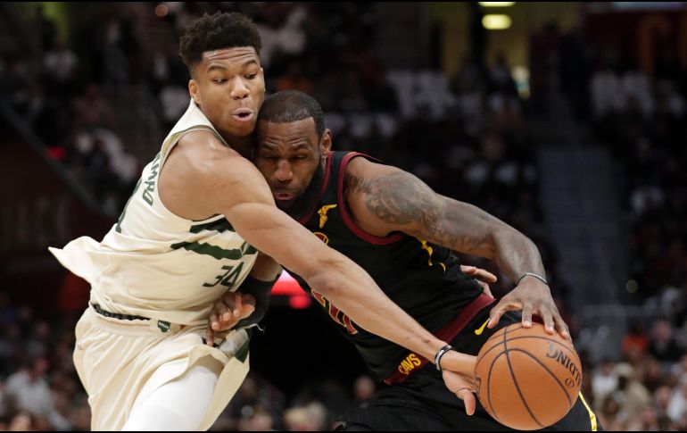 Destacado. LeBron James (d) gana un rebote ante la marca de Giannis Antetokounmpo. AP/T. Dejak