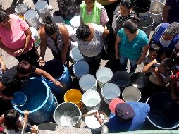 Habitantes de la colonia Quintero reciben la pipa del SIAPA después de una semana sin agua potable. EL INFORMADOR/M. Vargas