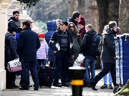 Varios diplomáticos rusos y sus familiares abandonan la embajada rusa en Londres. EFE/A. Rain