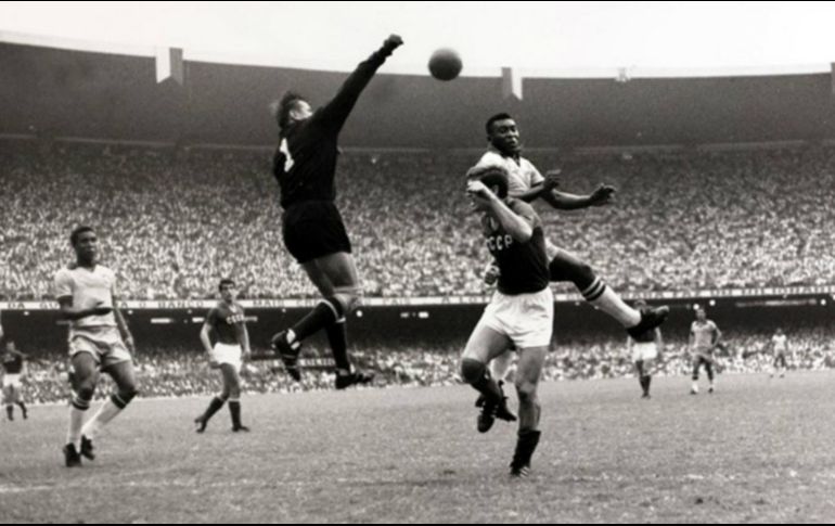 Yashin participó en cuatro Mundiales como portero de la Selección soviética, con la que llegó a las semifinales en Inglaterra 1966, además de alzarse con la Eurocopa en 1960 y colgarse el oro olímpico en 1956. ESPECIAL / fifa.com