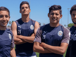 Los cuatro jugadores, de diferentes categorías, están emocionados por tener su primera experiencia con el primer conjunto. ESPECIAL / Chivas