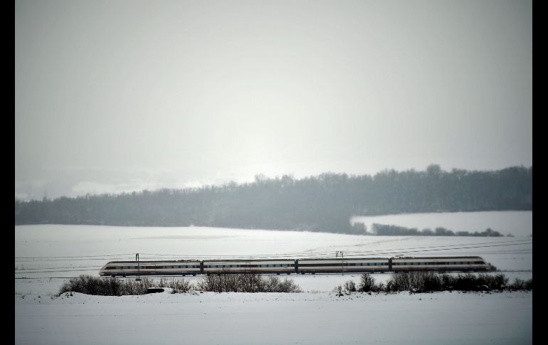 Un tren atraviesa Dulantzi, en el norte de España. Dieciséis comunidades en el país están hoy en alerta por nieve, rachas fuertes de viento, intenso oleaje y temperaturas mínimas