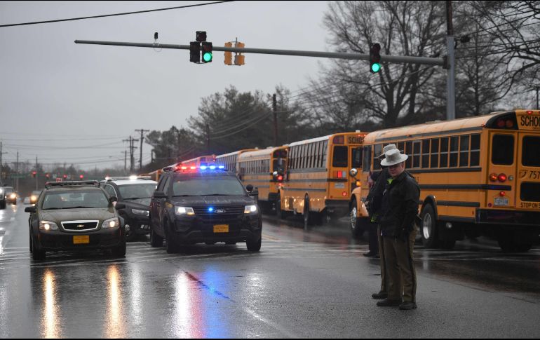 Movilización de vehículos de fuerzas de seguridad en una preparatoria de Great Mills, en el estado de Maryland, luego de un tiroteo. Un adolescente hirió a dos jóvenes al interior de su escuela y luego murió al enfrentarse con un agente. AFP/J. Watson