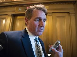Flake, republicano por Arizona, es uno de los mayores críticos con Trump dentro del partido y ambos han hecho público su enfrentamiento en numerosas ocasiones. AP / ARCHIVO
