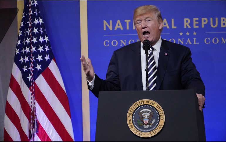 Trump explicó este lunes a periodistas la conversación telefónica que mantuvo con Putin. EFE/K. Dietsch