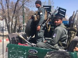 Fuerzas de seguridad afganas custodian los alrededores del lugar donde ocurrió el ataque. AFP/S. Marai