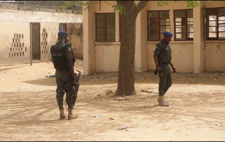 Soldados custodian los alrededores del instituto femenino de Dapchi, en el estado de Yobe, tras el asalto yihadista. AFP/A. Abubakar