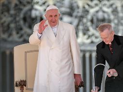 El Papa Francisco saluda a los fieles a su llegada a la audiencia general de los miércoles en la plaza de San Pedro del Vaticano. EFE/A. Di Meo