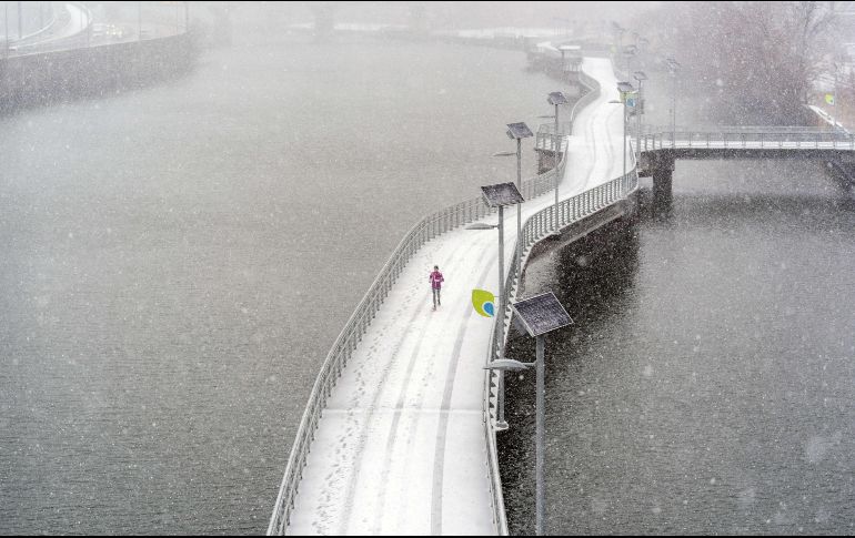 Nieve y fuertes vientos azotan Filadelfia, en el estado de Pensilvania. AFP/J. Kourkounis