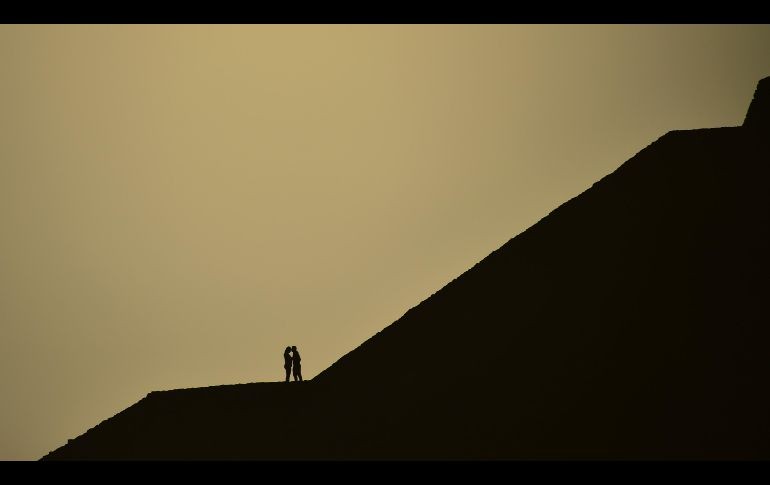 Personas acuden a la Pirámide del Sol en la zona arqueológica de Teotihuacán, en el Estado de México, en el marco del inicio de la primavera. AFP/P. Pardo