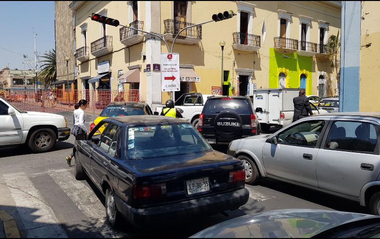 Automovilistas se dicen sorprendidos por los cierres viales. EL INFORMADOR / V. Arenas