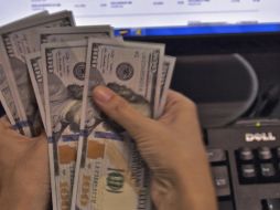 El dólar se compró en un mínimo de 17.45 pesos en bancos de la Ciudad de México. AFP / ARCHIVO