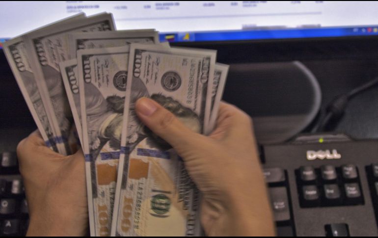 El dólar se compró en un mínimo de 17.45 pesos en bancos de la Ciudad de México. AFP / ARCHIVO