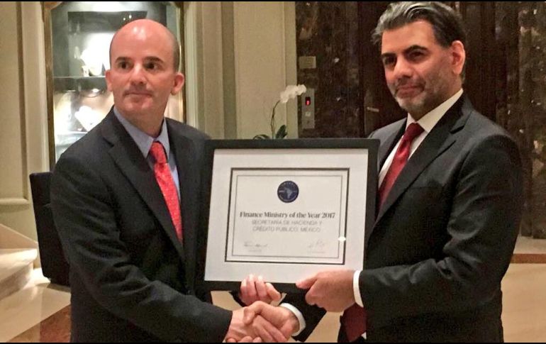 En el marco de la Reunión de Ministros de Finanzas del G-20, el CEO de LatinFinance, Taimur Ahmad entregó la distinción al secretario de Hacienda, José Antonio González Anaya. TWITTER / @JAGlezAnaya