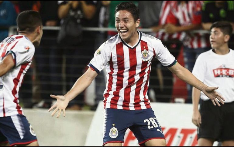 Óscar Macías (#287) celebra su gol contra Santos en el partido amistoso celebrado en el HEB Park de Edinburg. TWITTER/@chivasoficial