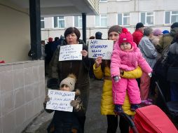 Las familias se manifestaron frente al hospital donde fueron atendidos los niños. AFP/M. Popov