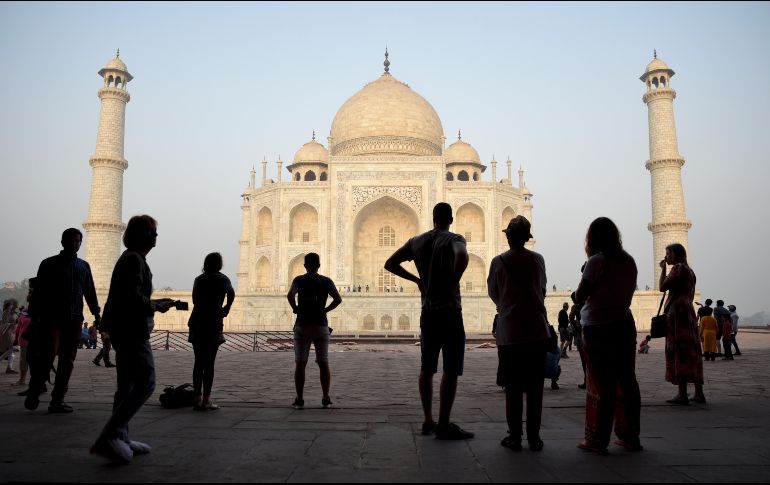 Turistas visitan el Taj Mahal, localizado en la ciudad india de Agra. El monumento atrae a unos tres millones de visitantes al año. AP/R.S. Iyer