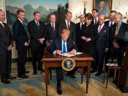 Trump dijo que ha exigido reducir en unos 100 mil MDD el déficit comercial que tiene su país con el gigante asiático, y que eso se está ''negociando''. EFE / J. Lo Scalzo